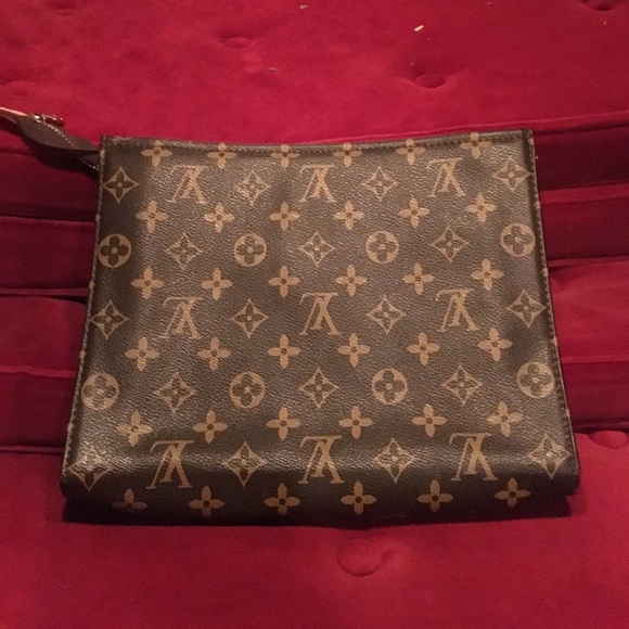Louis Vuitton - Picture 3 of 4