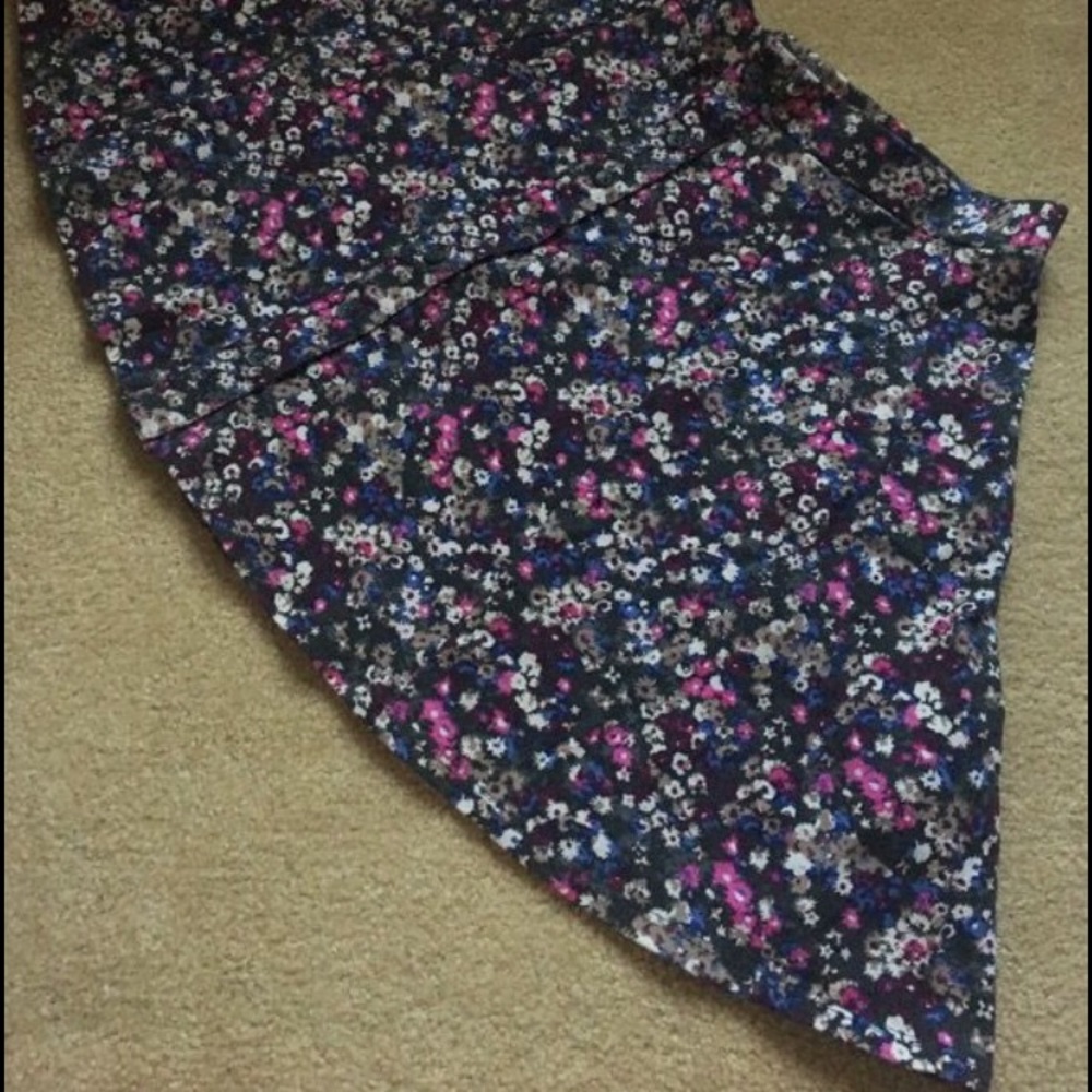 American Eagle Floral Pattern Skirt