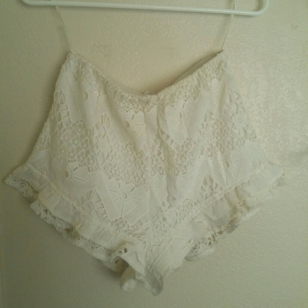 Embroidered ruffled lace shorts