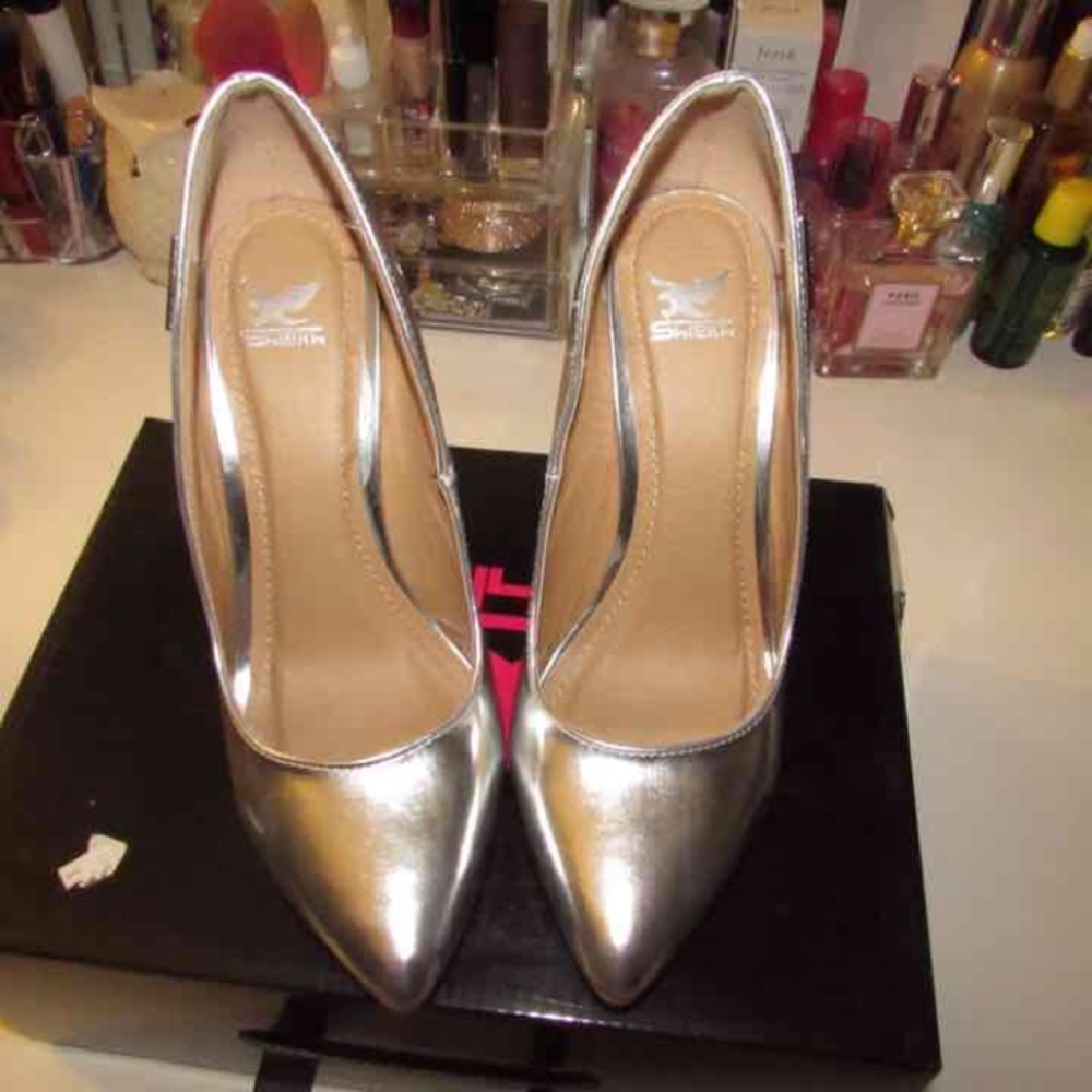 Silver / Metallic Pumps ✨