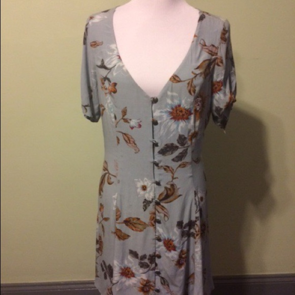 90's Styled Floral Button Down Dress 🌼