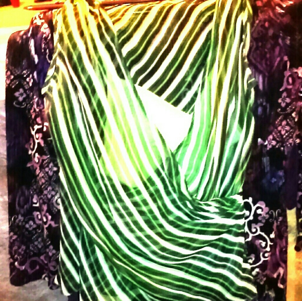 Tops - Picture 3 of 4