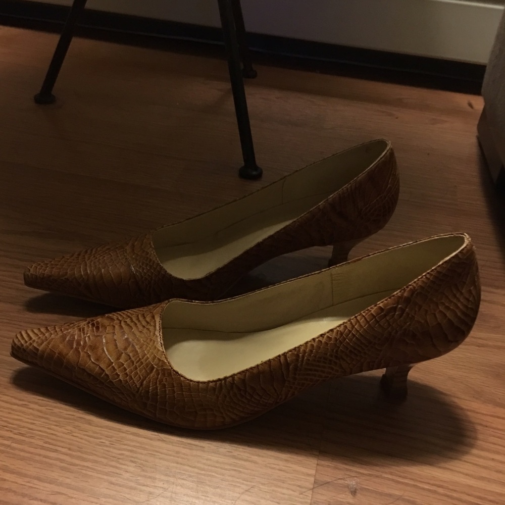 NWOT Milks light brown Croc Pumps