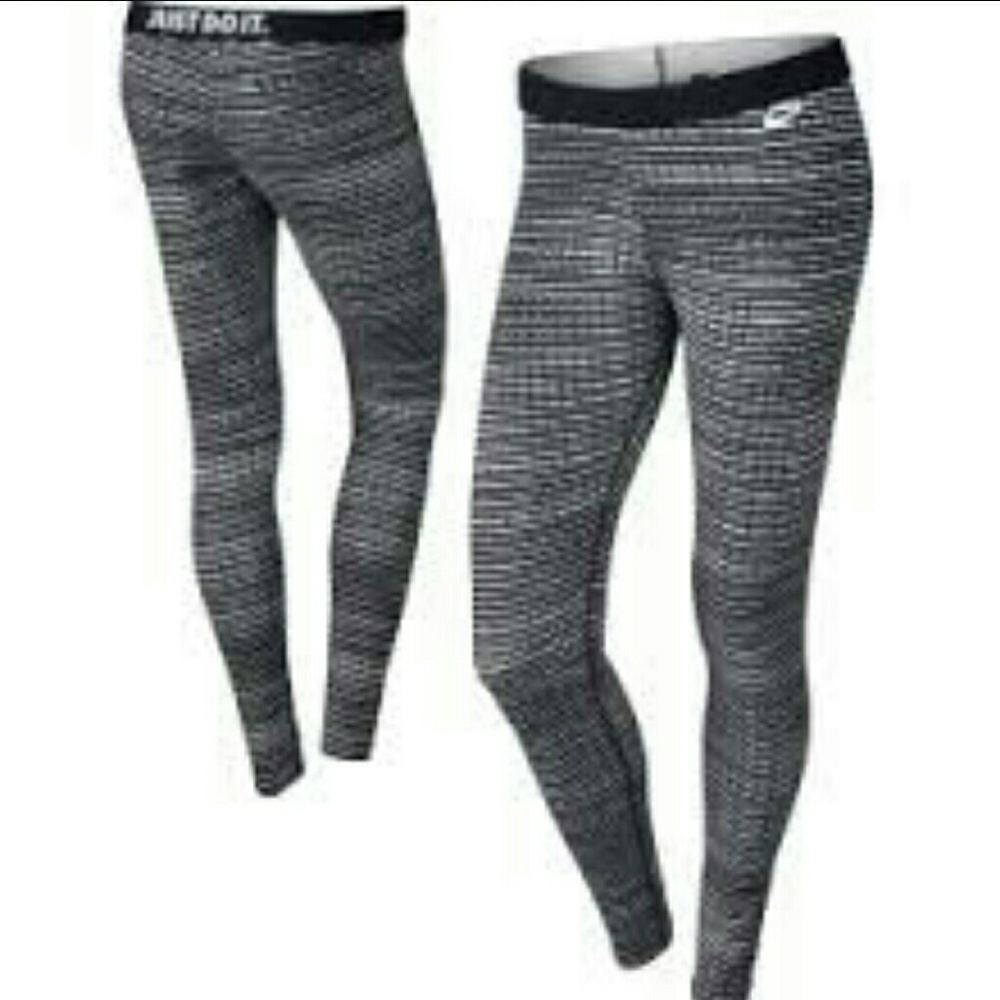 Black and white leg-a-see Nike leggings