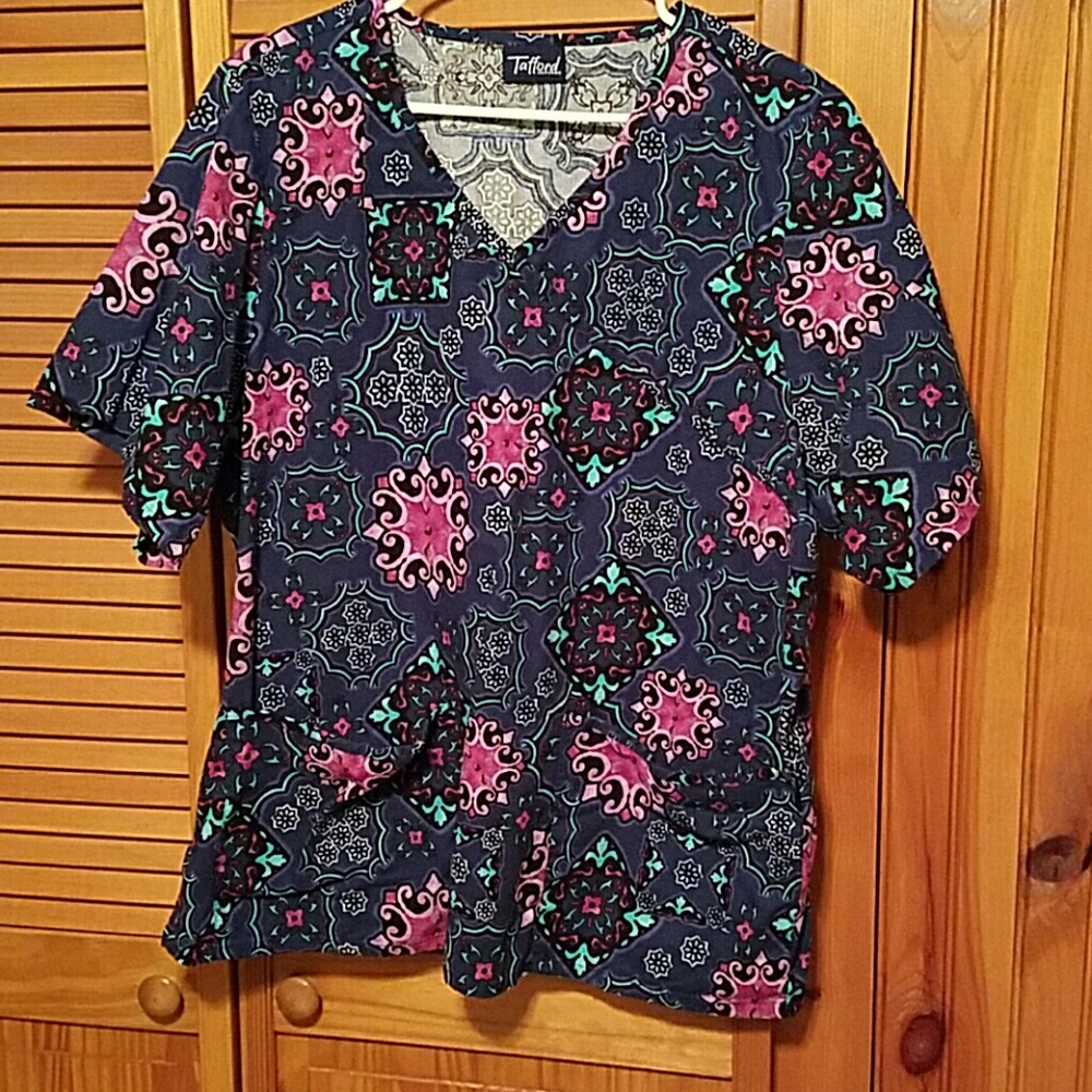 Tafford scrub top