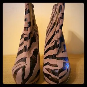 Cathy Jean Printed Booties Size 8