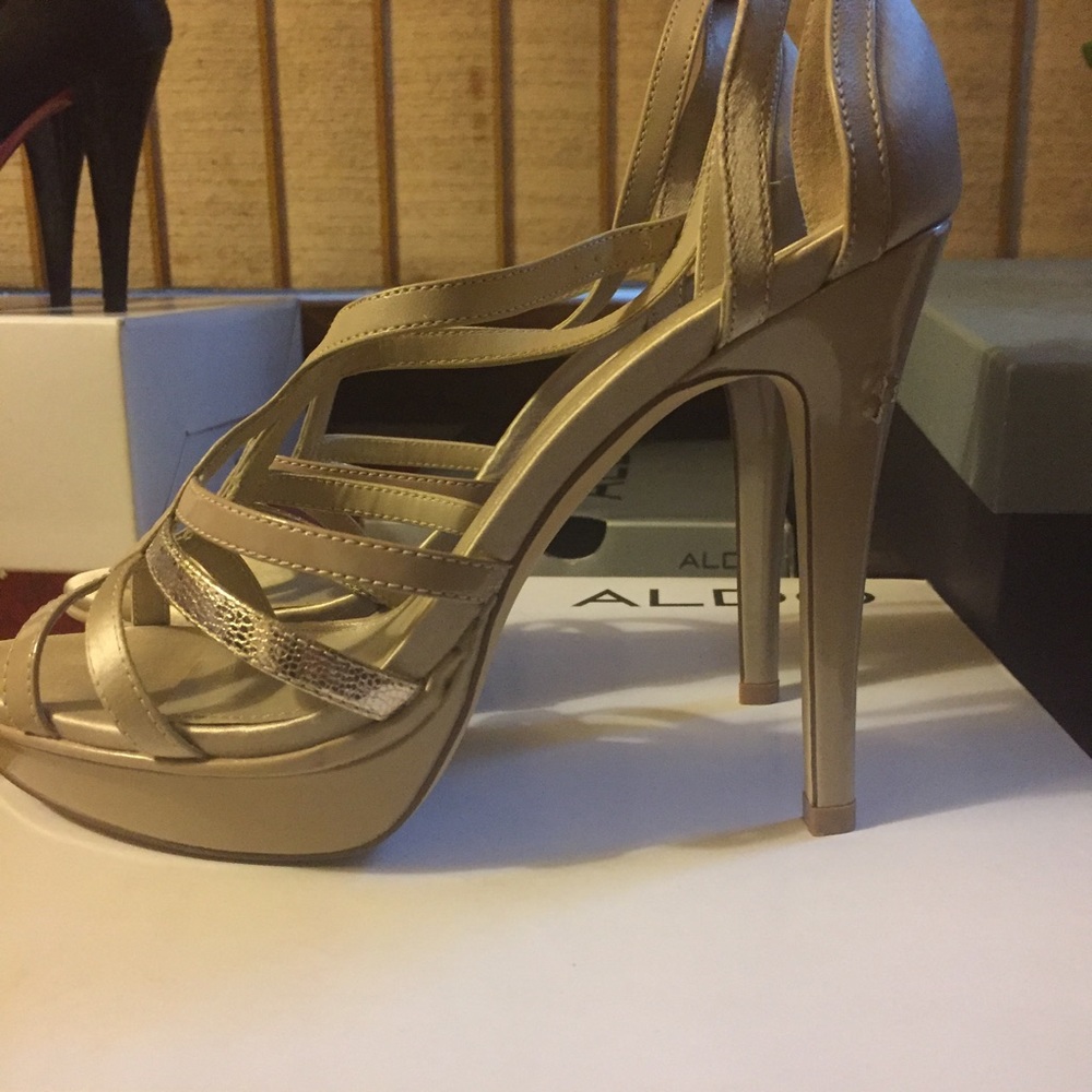 Aldo nude strappy platform heels. Vadenais