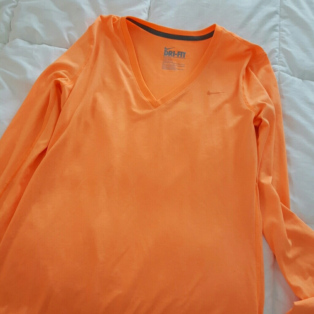 Nike women's dryfit M Vneck