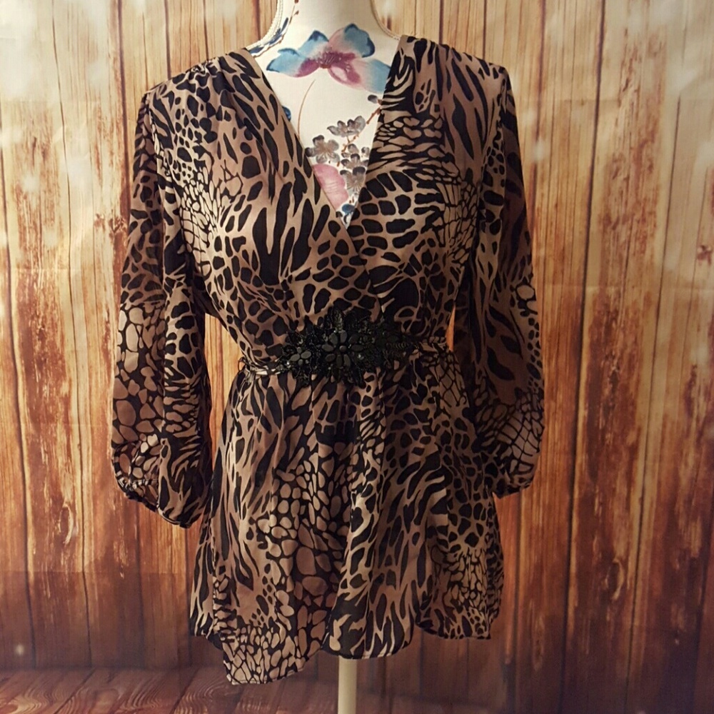 *REDUCED* Sheer sleeve Leopard print top