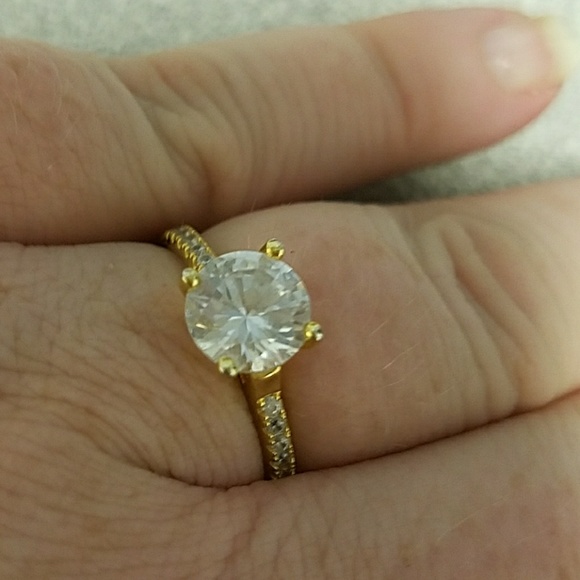 Size 9 Ladies Solitaire Ring - Picture 3 of 3