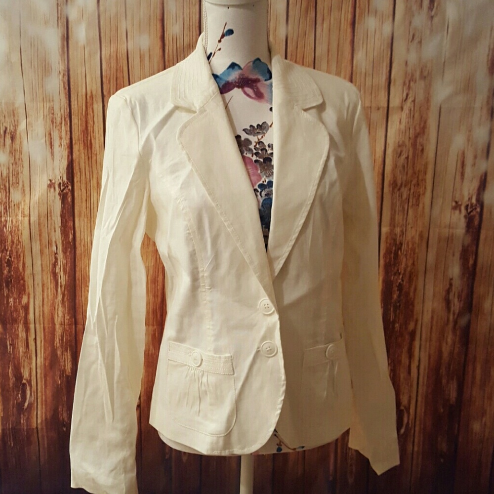 *REDUCED!* Off white 2 button blazer
