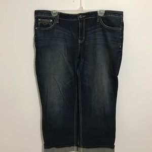 Capri jeans with accents on pockets