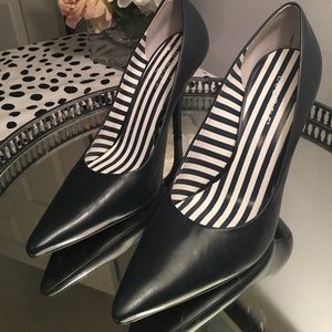 BCBG Navy leather classic pump