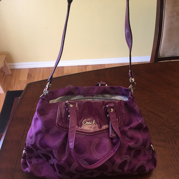 ** SOLD ** Coach shoulder bag - Picture 2 of 4