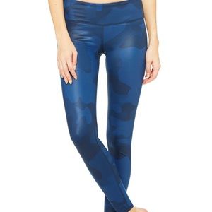 Alo Airbrush Leggings, Navy Camo, Small