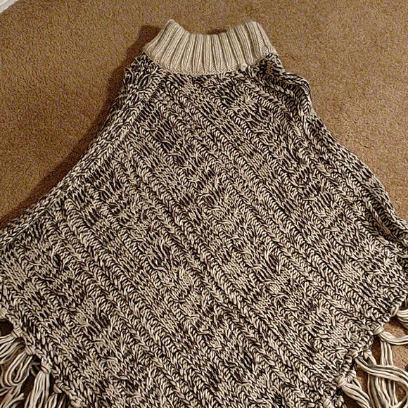 Turtleneck poncho - Picture 2 of 2