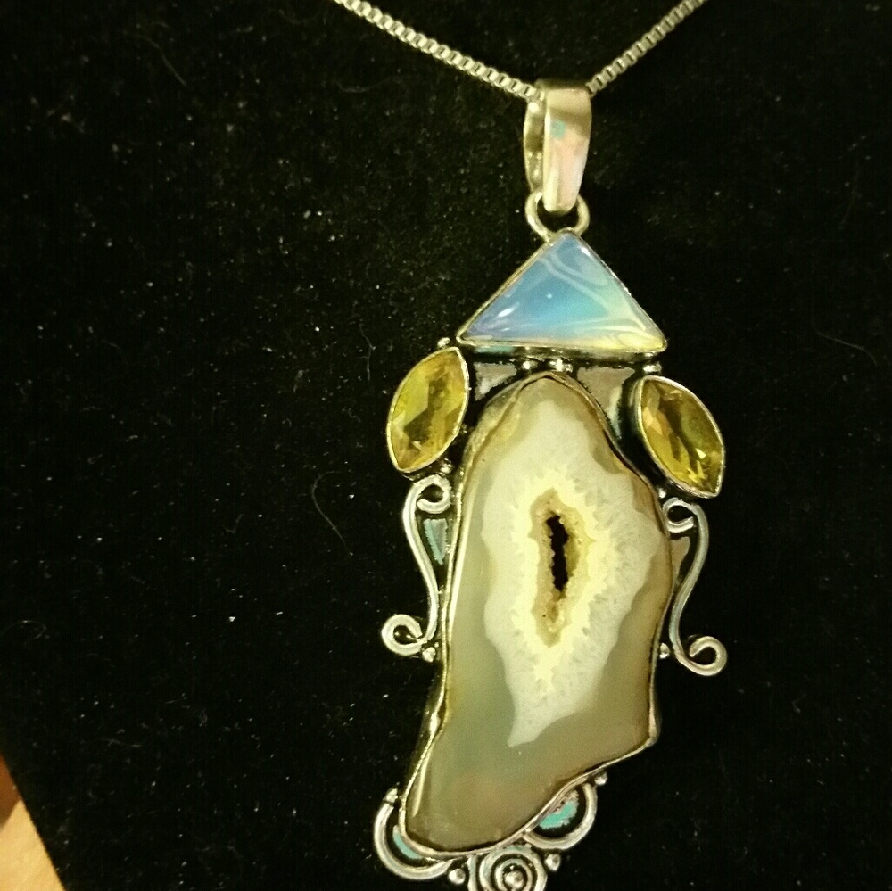 Pendent w/.925 sterling silver necklace.