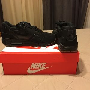 Brand new never worn women Air Max 1 Essential.