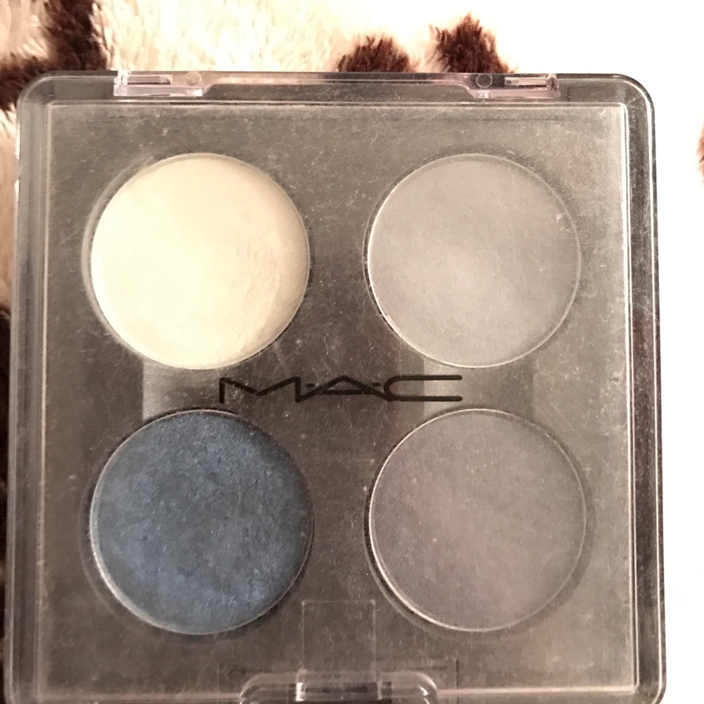 MAC EYESHADOW quad. Color: TONE GREY