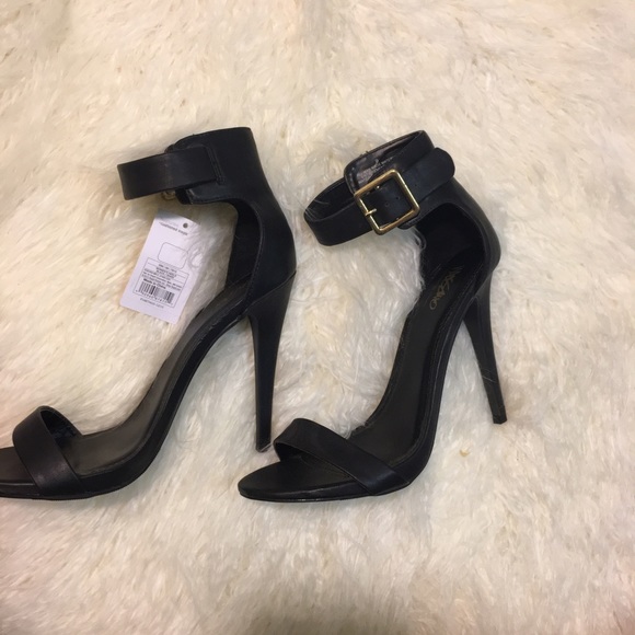 Black Pumps - Picture 2 of 4