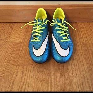 NWOT Women's Nike hyper venom soccer cleats