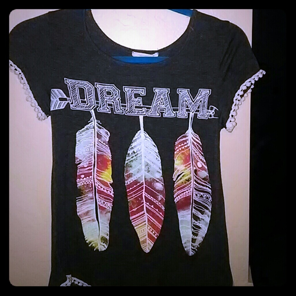 Shirt with colorful feathers and lace on sleeves