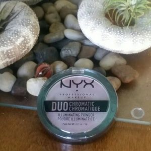 NYX DUO Chromatic Illuminating Powder #2 LAVENDER