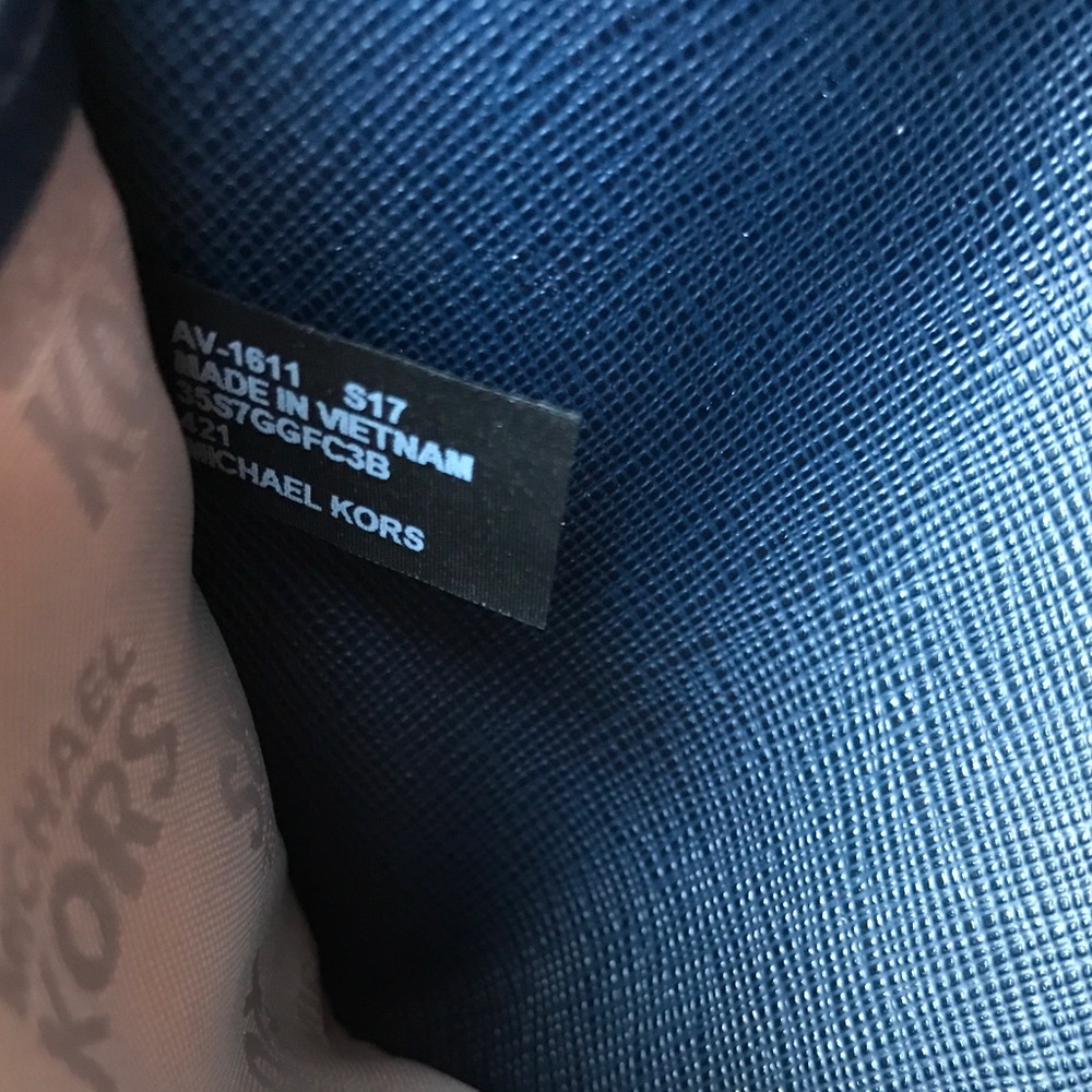 SOLD 🆕 Michael Kors Phone Crossbody Large Navy/W - Picture 5 of 5