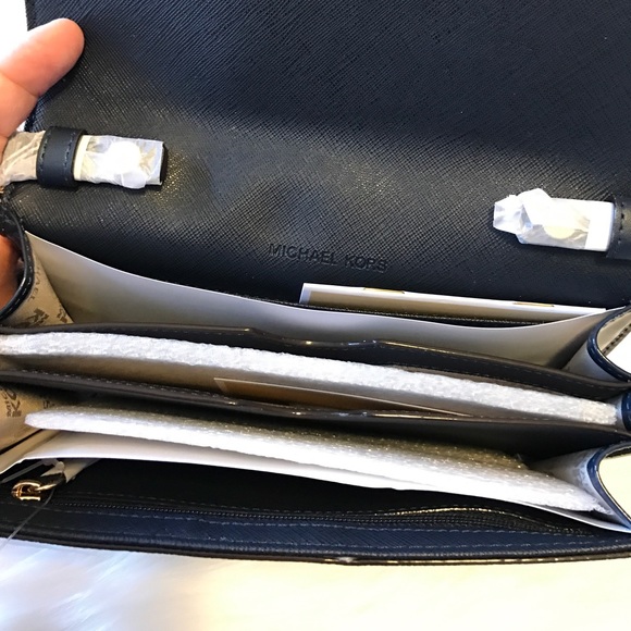 SOLD 🆕 Michael Kors Phone Crossbody Large Navy/W - Picture 3 of 5