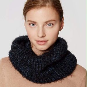MUST GO! Fuzzy popover scarf - black/blue