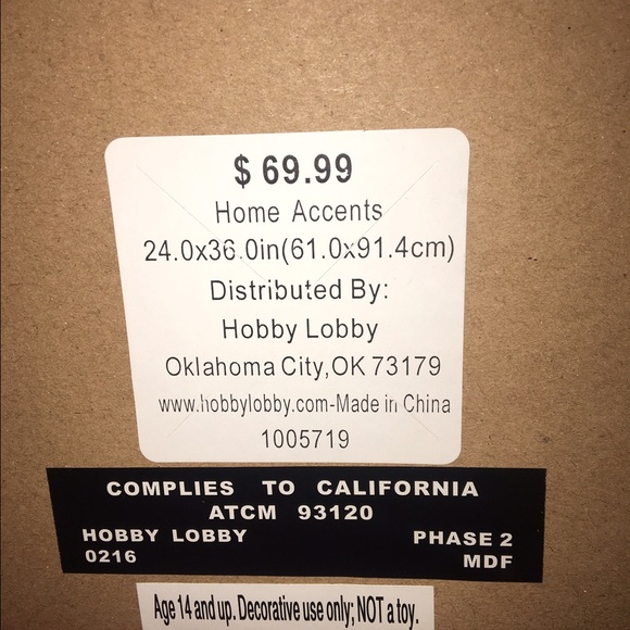 Gold and white room decor - Picture 2 of 4