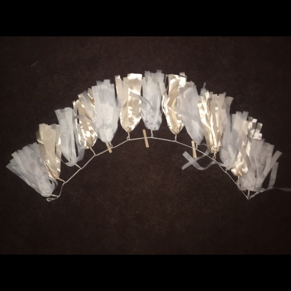 Gold and white room decor - Picture 4 of 4