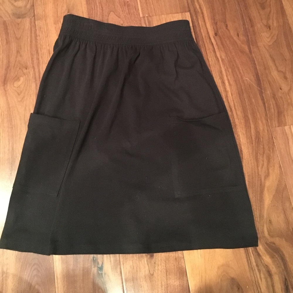 Black pocket skirt