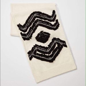 MUST GO! Soft cream/black scarf