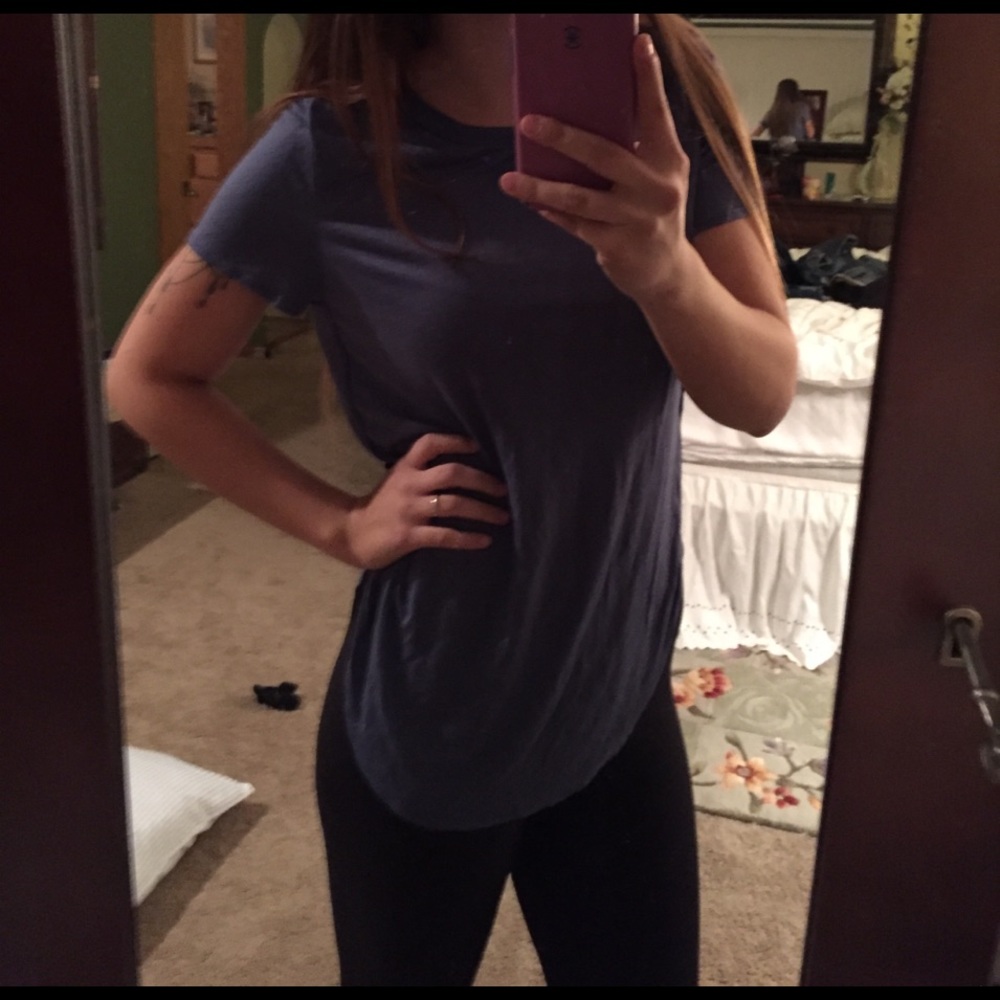 Blue/navy blue t-shirt with side slits.