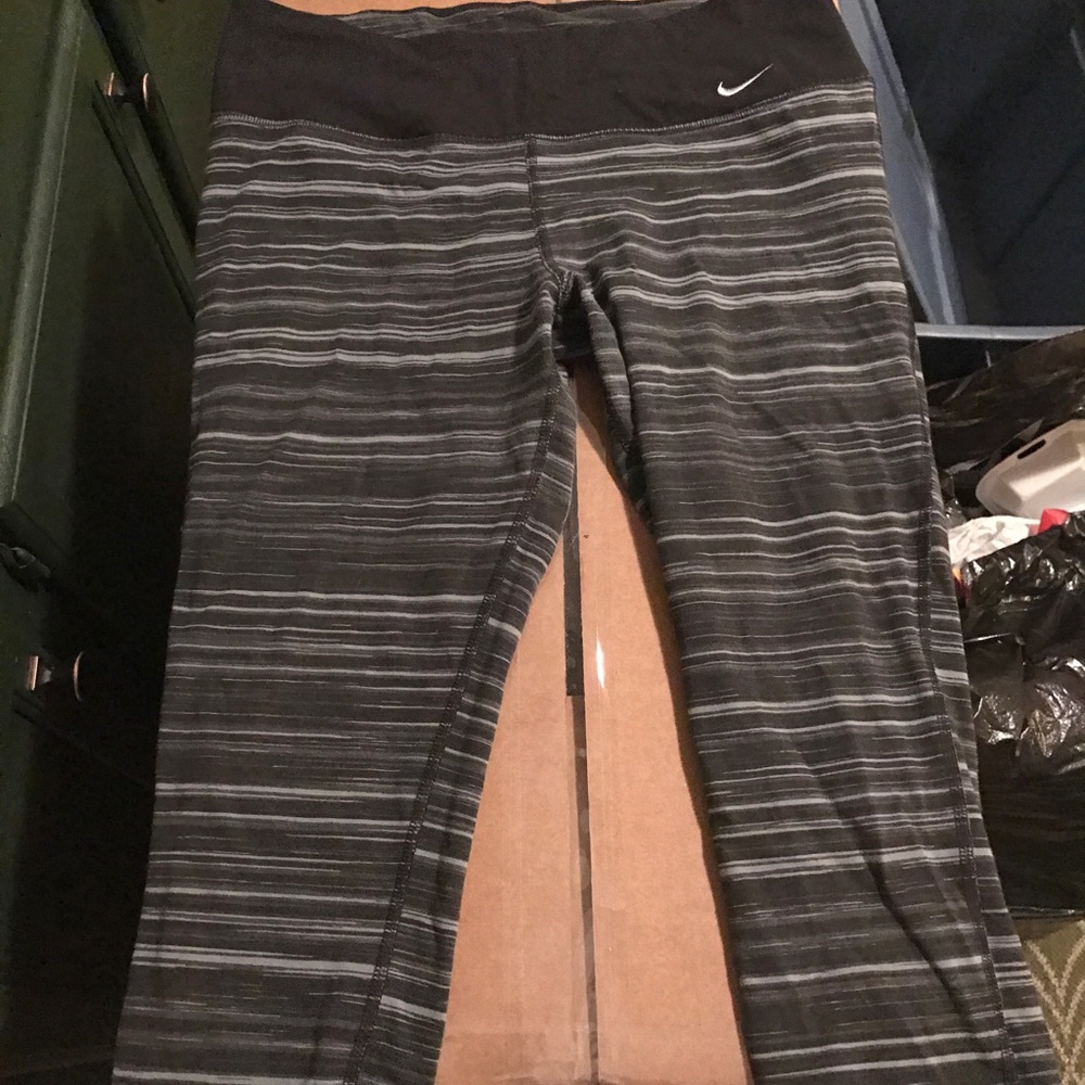 NIKE WOMEN CAPRI YOGA PANT LARGE