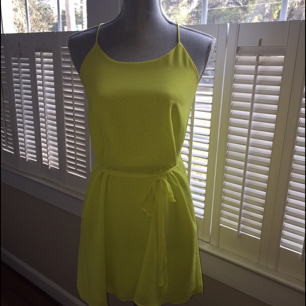 Super cute! Yellow flowy dress