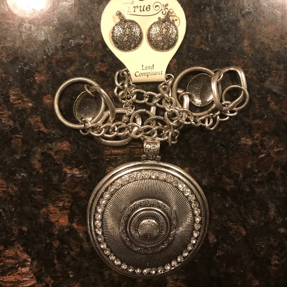 Beautiful necklace set