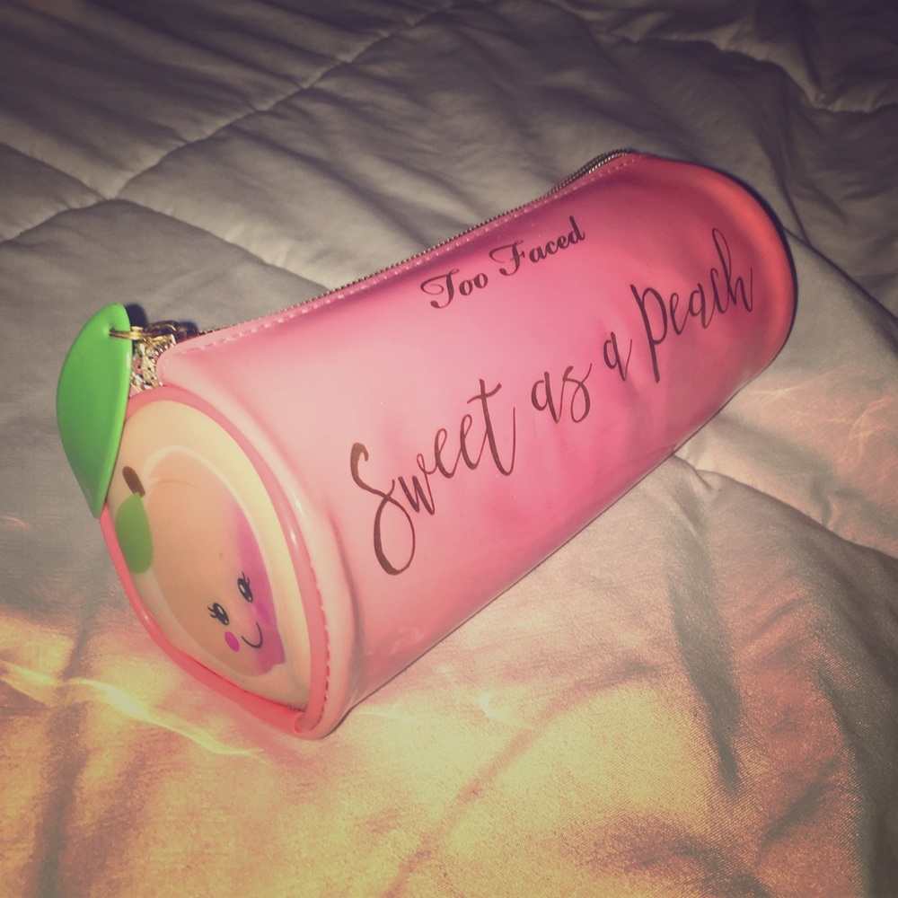 Limited edition too faced peach makeup bag💕🍑