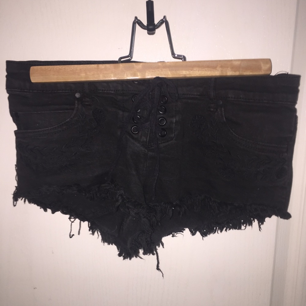 embroidered front-tying denim shorts