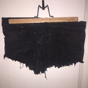 embroidered front-tying denim shorts