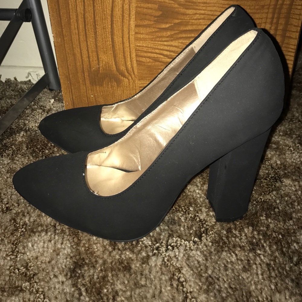 Super cute black suede pumps