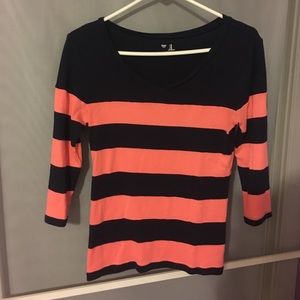 🎉last chance 🎉Gap V-Neck Tee. Size Medium.