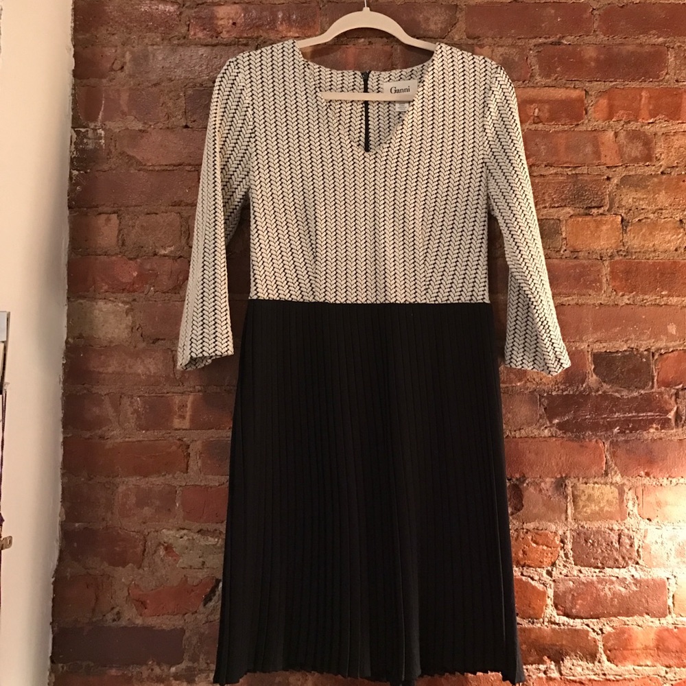 Lovely dress w/ pleated bottom & knit top