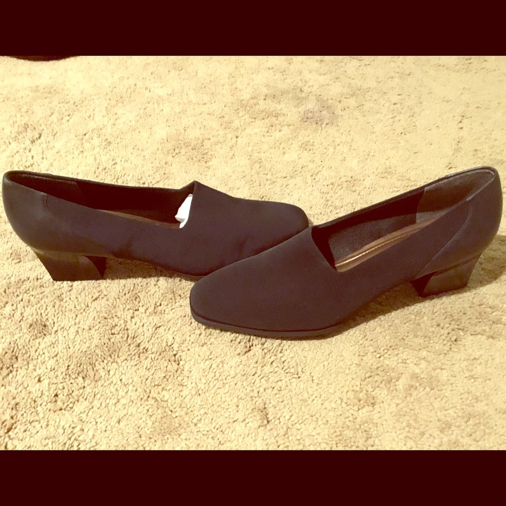 Naturalizer navy pumps