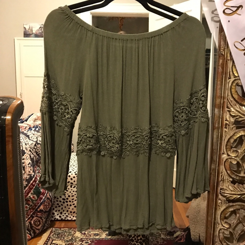 Off the shoulder, lace top