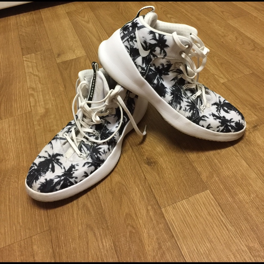 Hyperfr3sh tennis shoes.