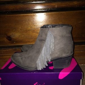 Cute fringe suede boots!! ❤️👢