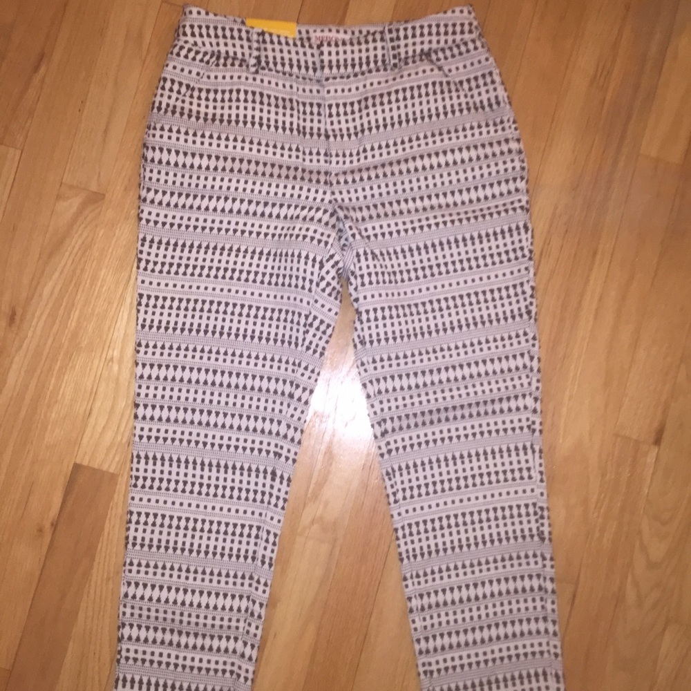Classic fit, ankle pants with cute pattern