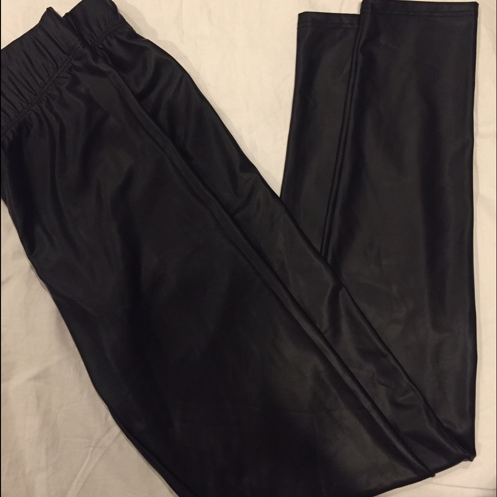 Pleather leggings 🖤